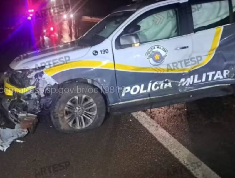 Policial perde o controle de viatura e bate contra defensa metálica na SP-270 em Salto Grande