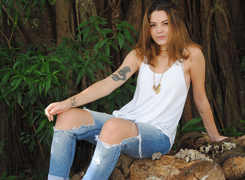 Além de ser linda, Julia Mariotto esbanja estilo e atitude