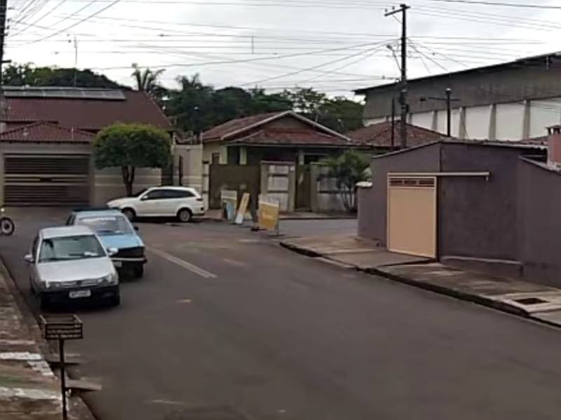 Veículo bate em carro estacionado e motorista vai embora antes da chegada da proprietária