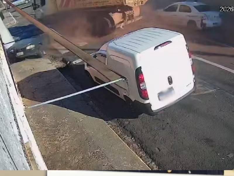 caminhão desgovernado atinge carros e moto e cai em córrego em Lins