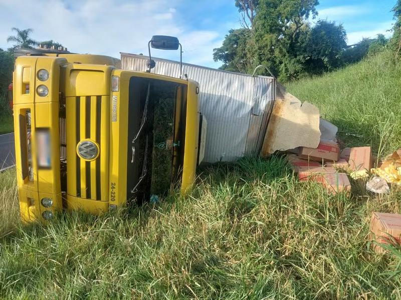 Carreta carregada com ovos tomba em rodovia entre Bastos e Rancharia