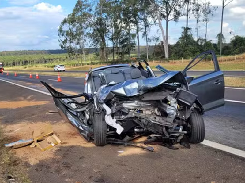 Carro fica destruído após motorista cochilar ao volante e bater em carreta em rodovia de Pederneiras