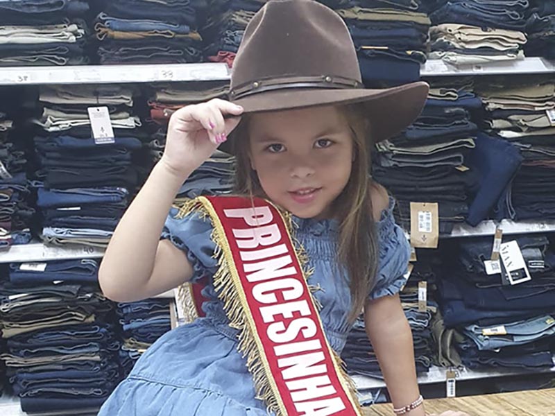 Paraguaçuense de 5 anos fatura título de Princesinha 2024 em concurso de rainha do rodeio no Estado