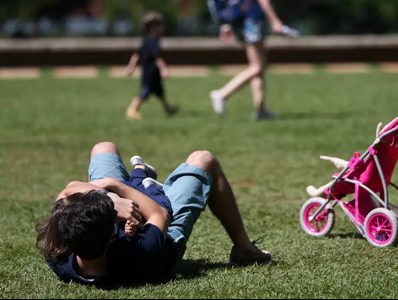 Licença-paternidade de até 20 dias é aprovada no Senado