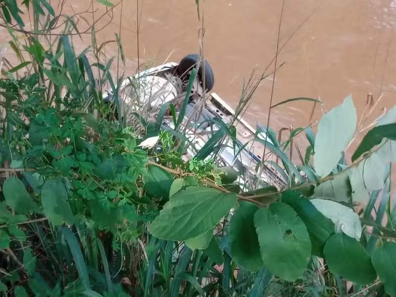 Motorista fica gravemente ferida após carro cair no Rio Jaú