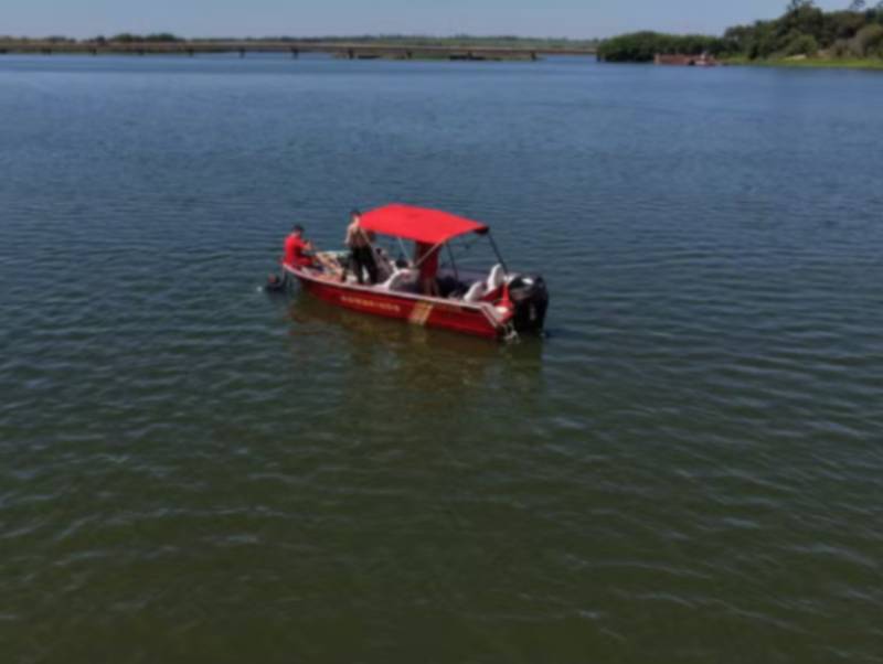 Bombeiros fazem buscas por homem que desapareceu após acidente entre barcos em rio de Sabino