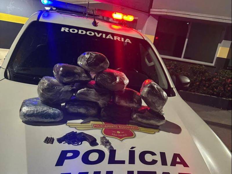 Morador de Paraguaçu Paulista é preso dentro de ônibus com drogas e arma, na SP-270, em Rancharia