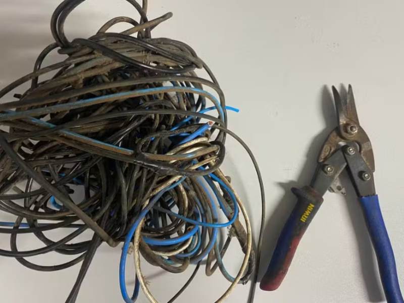 Homem é preso após furtar fios e dormir no telhado de casa devido ao clima agradável