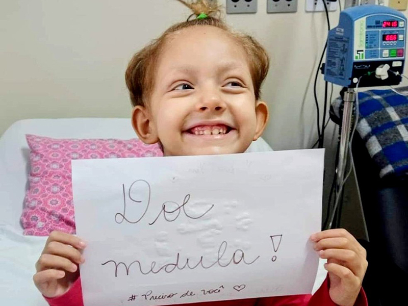 Menina de 6 anos com leucemia faz campanha para encontrar doador de medula óssea: 'Preciso de você'