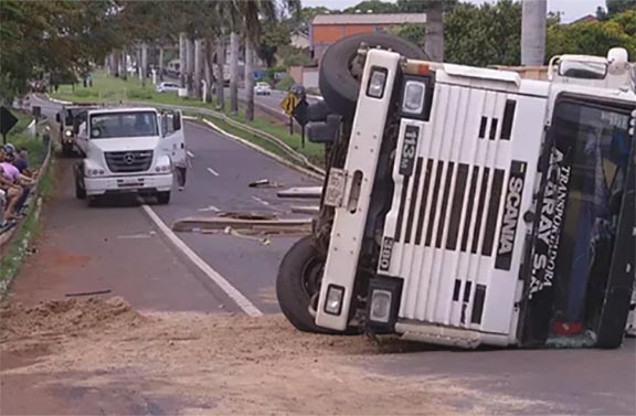 Carreta tomba na Raposo Tavares; trecho da rodovia está interditado