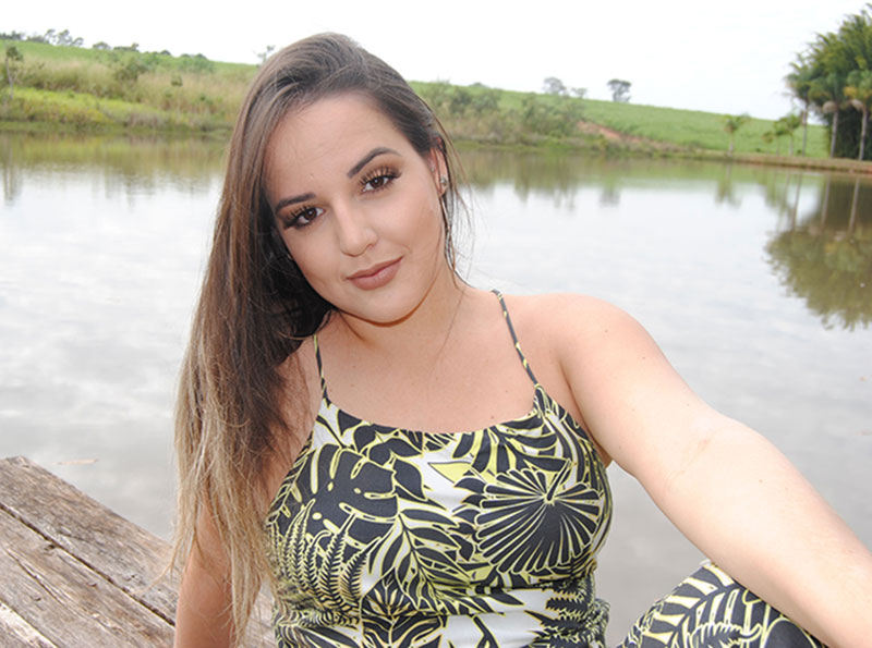 Linda e determinada, Bruna Félix posa para as lentes da TV Paraguaçu