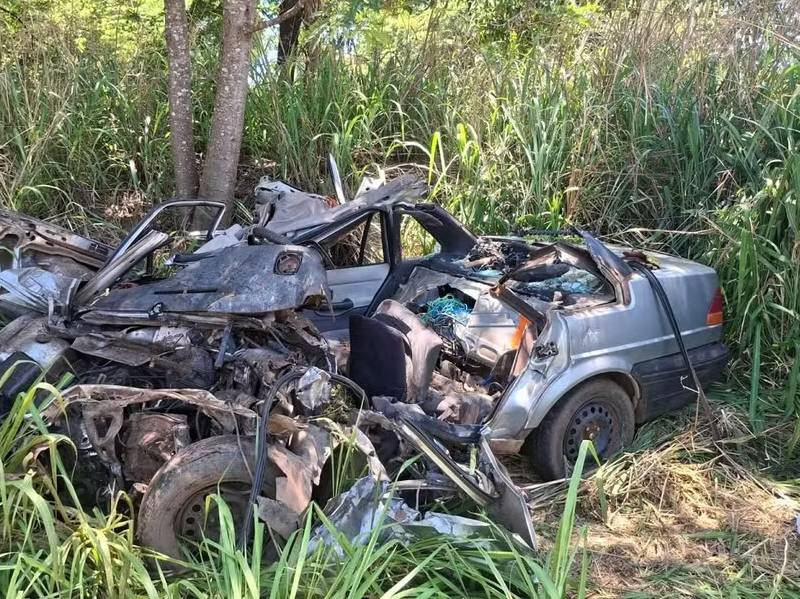 Motorista morre em batida entre carro e carreta em estrada vicinal entre Tupã e Quatá