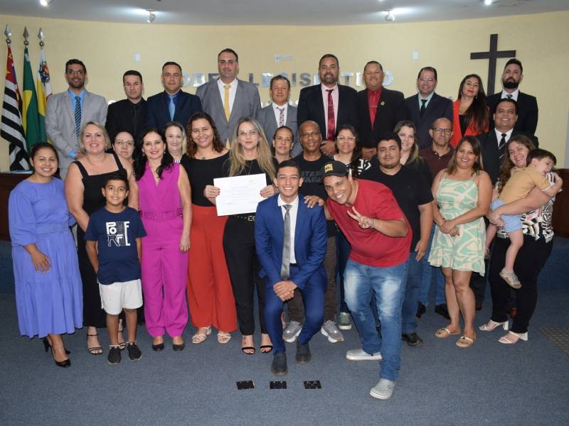 Escola Municipal Cléia Caçapava recebe homenagem na Câmara por certificado estadual