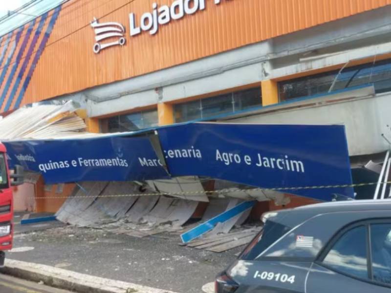 Cobertura de comércio desaba sobre calçada em Marília; ninguém se feriu