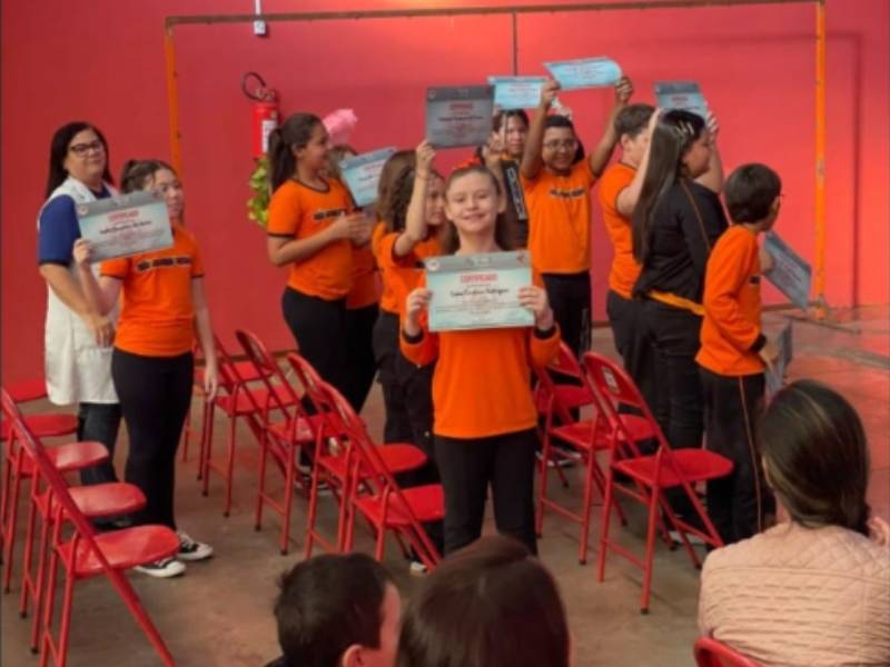 Estudantes da Escola Lápis de Cor participam de Formatura do Proerd