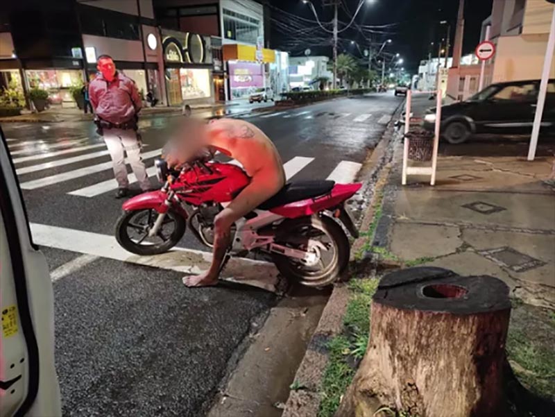 Homem nu espalha combustível em posto e entra em mercado em cidade da região