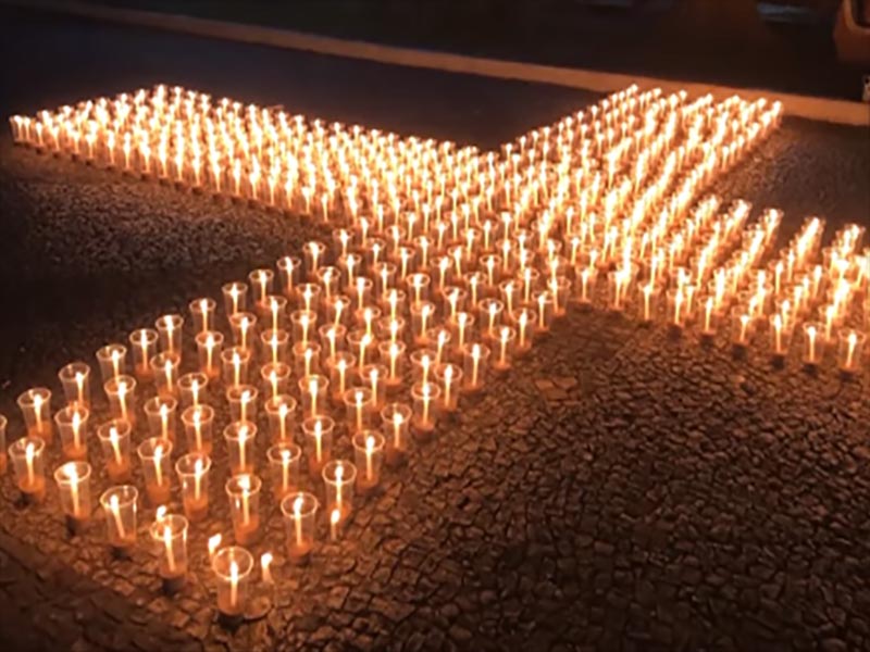 Ato pelas vítimas da Covid-19 acende mais de 500 velas na Praça da Matriz