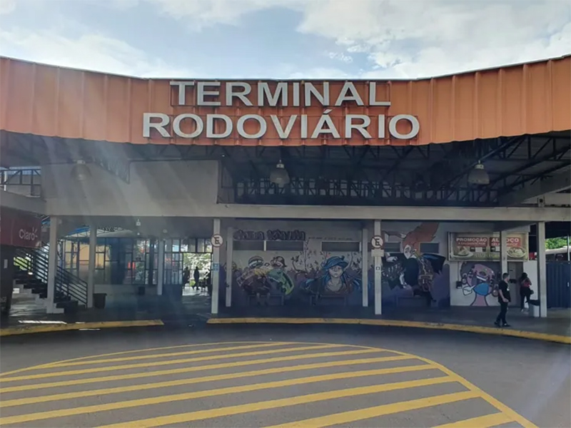 Mulher xinga funcionária do Terminal Rodoviário de preta imunda e acaba presa por injúria racial