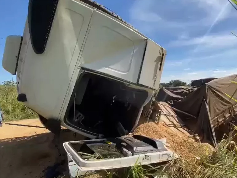 Motorista morre após caminhão cair de ponte interditada na região de Marília