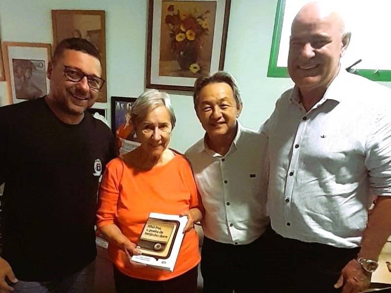Mary Galvão e maestro Mário Campanha recebem biografia do compositor do sucesso Beijinho Doce