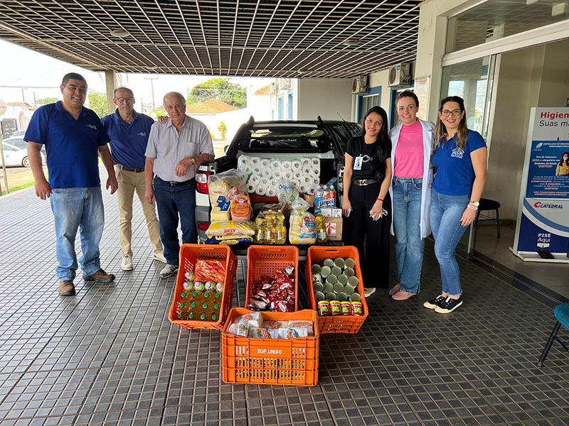 Rotary Club doa alimentos e produtos de higiene e limpeza para a Santa Casa