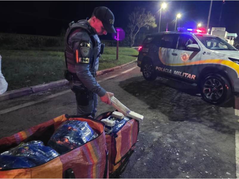 Polícia Rodoviária prende dois traficantes bolivianos com pasta base e folhas de coca em Palmital