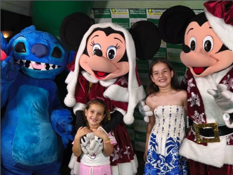 Chegada dos personagens da Disney trouxe a magia para o Natal de Paraguaçu Paulista