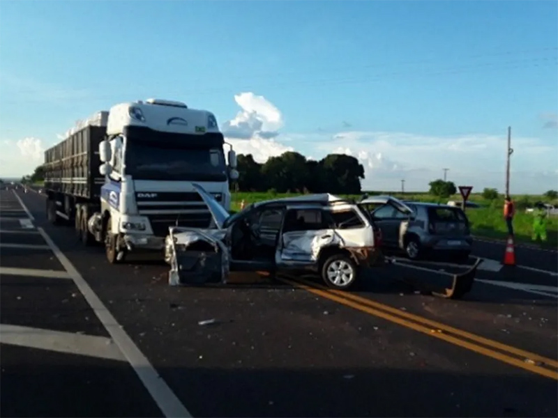 Idoso morre após grave acidente entre carros e caminhão em rodovia de Martinópolis