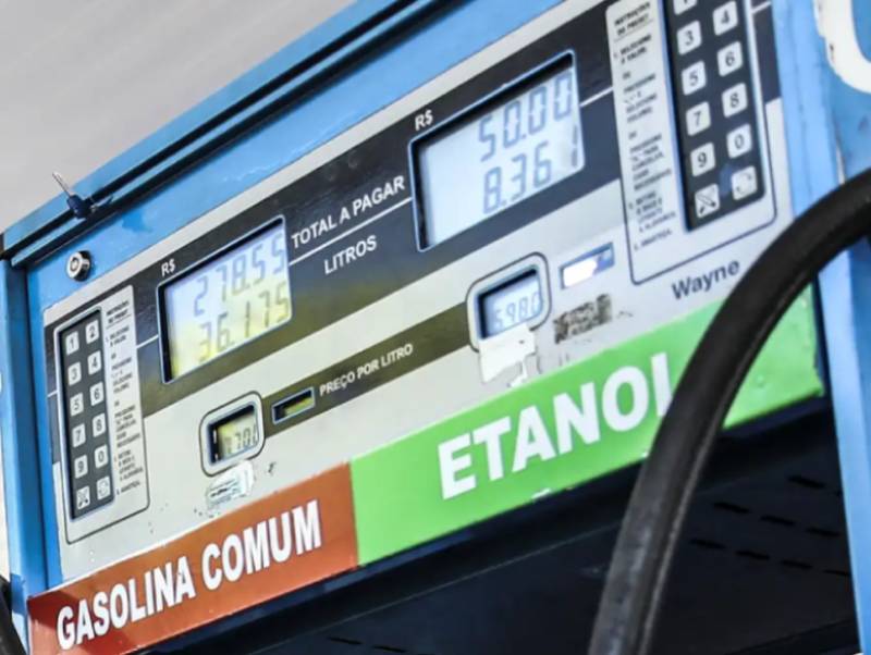 Petrobras reduz preço da gasolina em 4,9% a partir de terça-feira