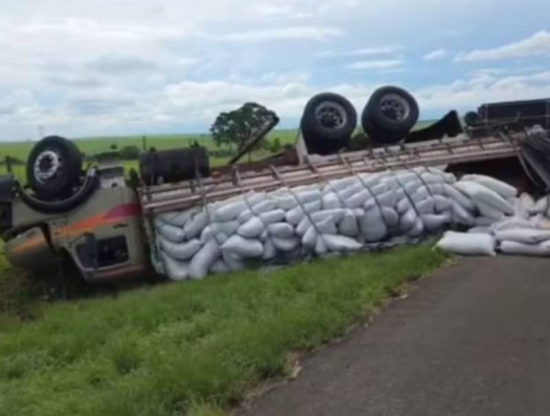 Acidente entre caminhões deixa dois feridos na Rodovia Marechal Rondon em Lins
