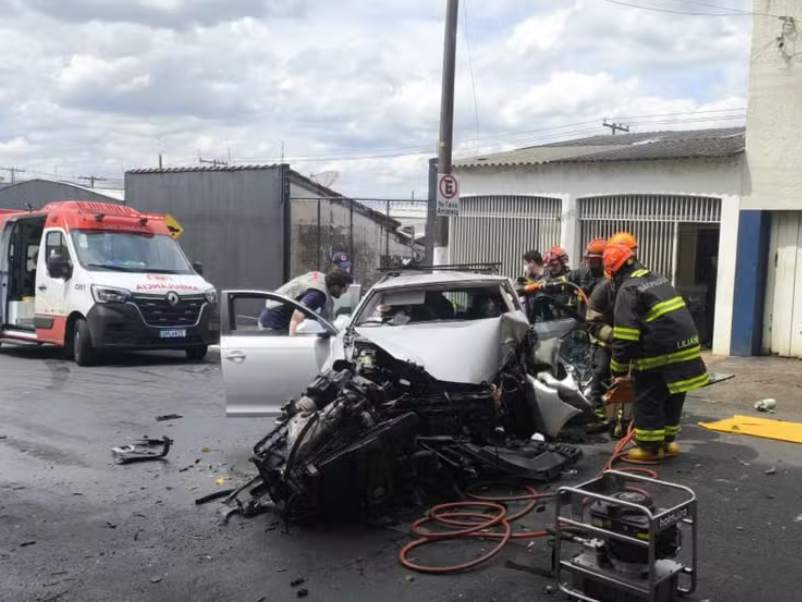Homem morre após carro bater contra árvore em Marília