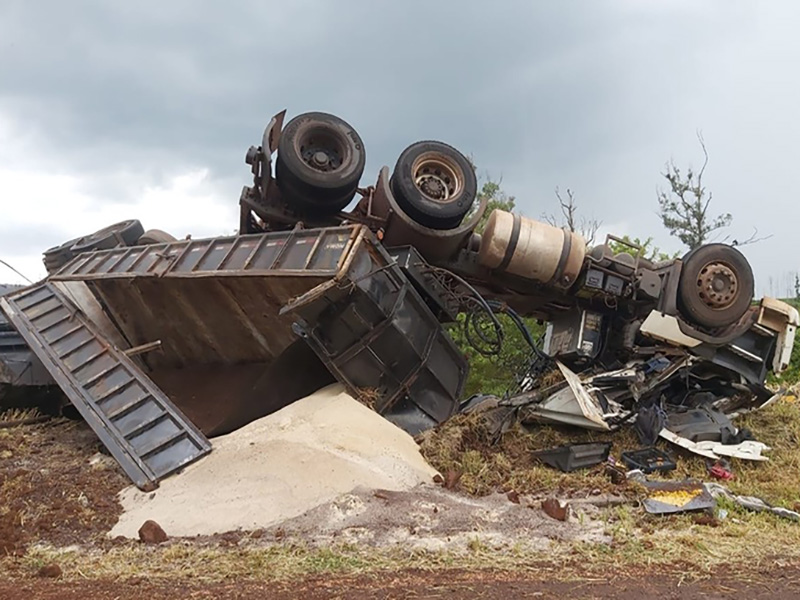 Motorista de carreta morre após tombar na vicinal entre Ourinhos e Canitar