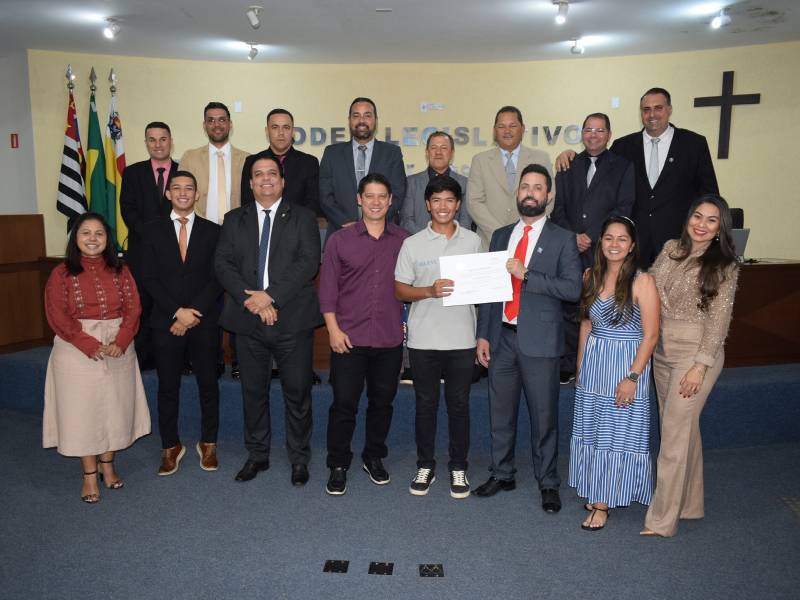 Jovem paraguaçuense é homenageado na Câmara por conquistas no Beach Tennis