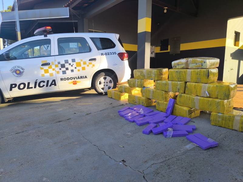 Polícia Rodoviária prende mulher por tráfico de droga em rodovia de Piraju/SP