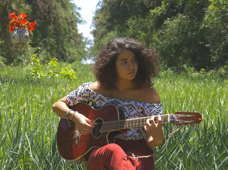 Paraguaçuense Giovana Ribeiro lança videoclipe de música autoral