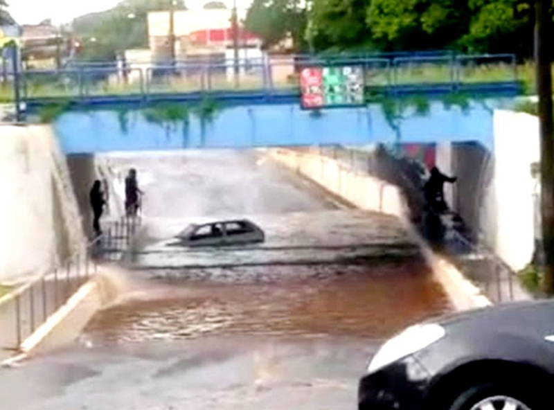 Chuva forte alaga ruas e arrasta veículos em Assis