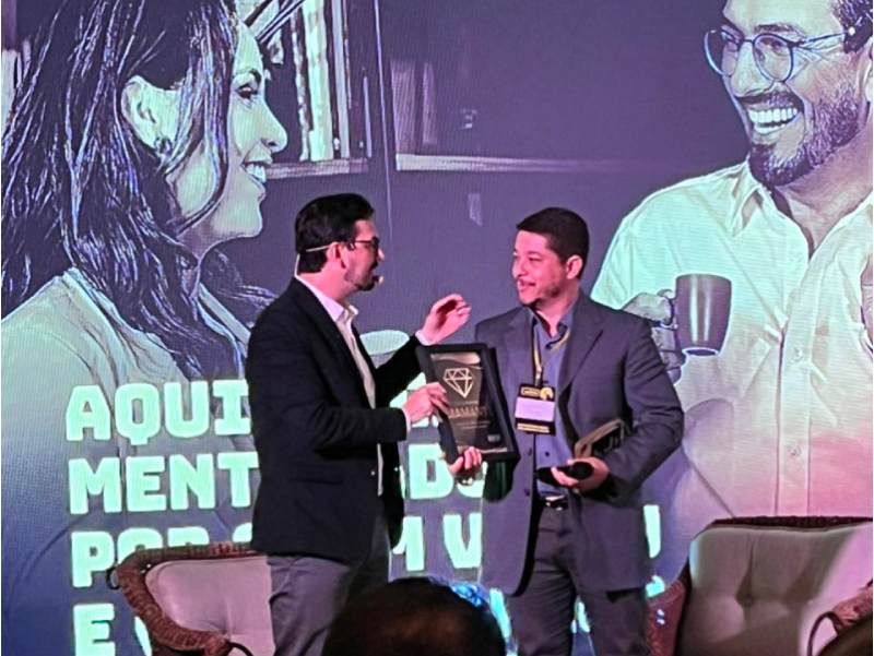 Superintendente da ACE Paraguaçu recebe homenagem como Líder de Resultado durante curso em Marília