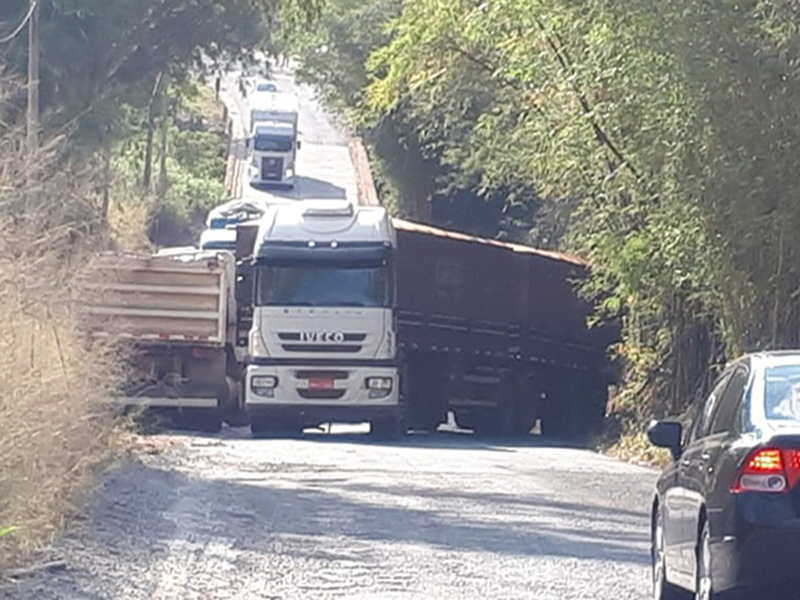 Carreta tem falha mecânica e interdita vicinal que liga Tupã e Quatá