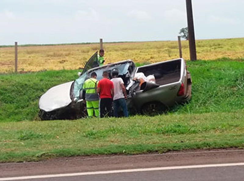 Batida entre caminhão e caminhonete mata homem em rodovia de Maracaí