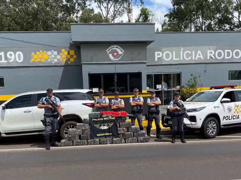 Motorista desobedece sinal de parada e abandona carro com meia tonelada de maconha em Regente Feijó