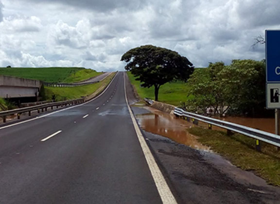 Rodovia é liberada após interdição durante temporal em Paraguaçu Paulista