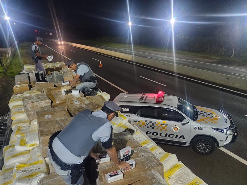 Polícia Rodoviária apreende mais de 10 mil celulares  em carga de farinha em Santa Cruz do Rio Pardo