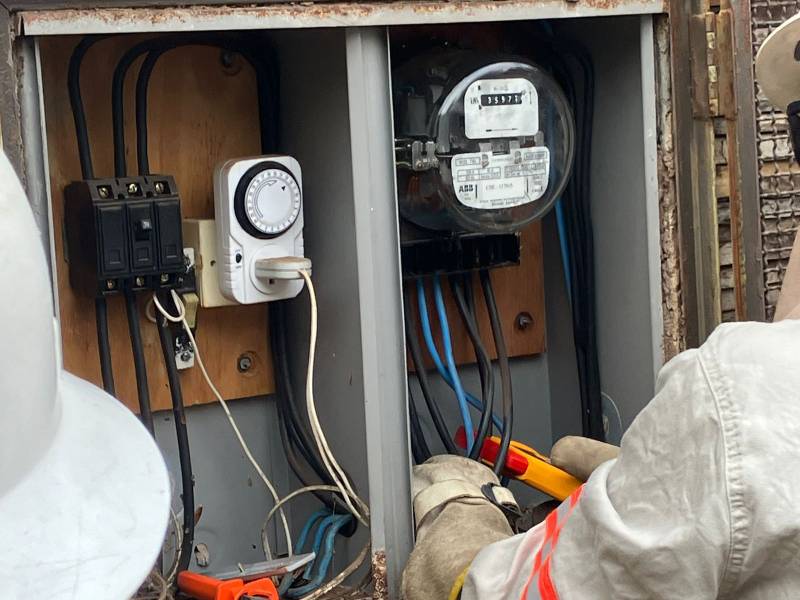 Ligações clandestinas podem ocasionar choques elétricos e incêndios que podem até ser fatais