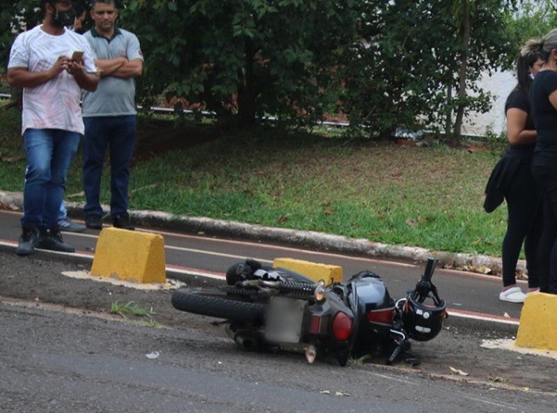 Mototaxista morre após bater contra caminhão em Ourinhos