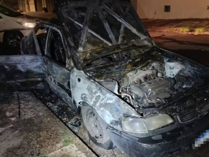 Homem ameaça esposa e põe fogo em carro durante discussão em São Manuel