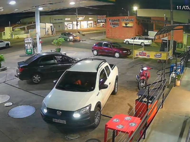 Câmera registra acidente envolvendo carro e moto na Avenida Siqueira Campos, em Paraguaçu