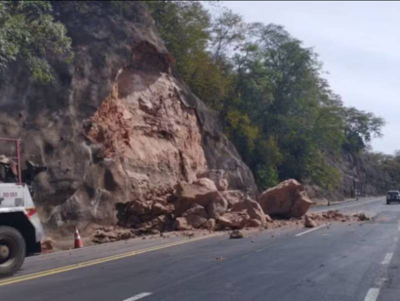 BR-153 é parcialmente interditada para obras entre Marília e Ourinhos após deslizamento