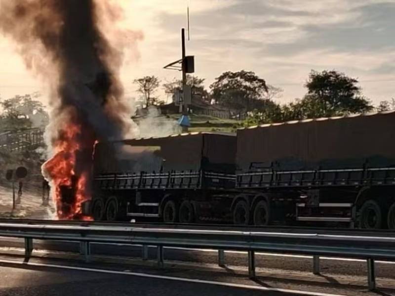 Carreta pega fogo e causa congestionamento na rodovia SP-333 em Echaporã