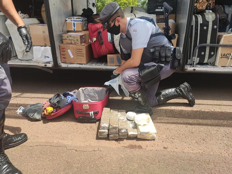 Passageiro de ônibus é preso em flagrante com 10 quilos de maconha e porções de cocaína