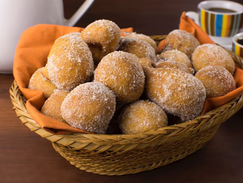 Bolinho de chuva com banana é uma boa pedida para esse tempo friozinho